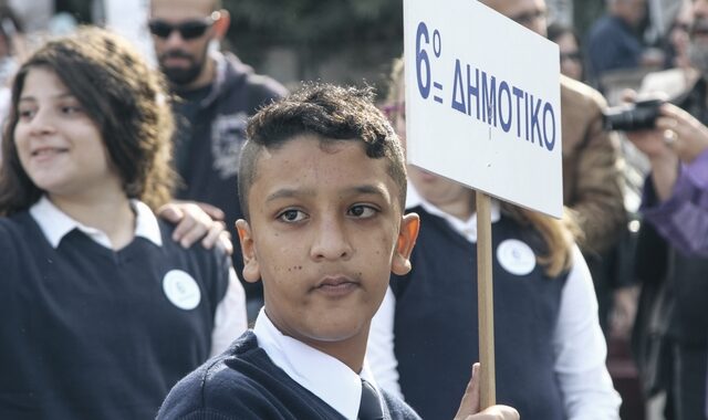 Ποιοί Έλληνες έχουν το δικαίωμα να κρατούν τη σημαία και ποιοι όχι;