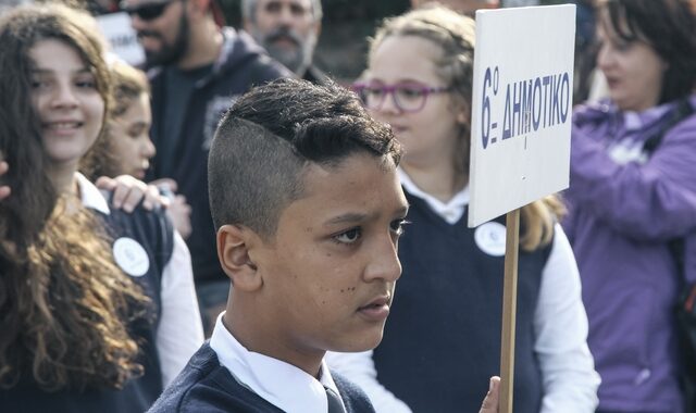 Τι συνέβη με τον μικρό Αμίρ από το Αφγανιστάν – Αντί για τη σημαία του έδωσαν την πινακίδα του σχολείου