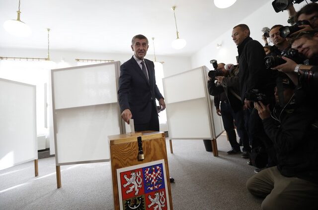 Εκλογές στην Τσεχία: Αβεβαιότητα φέρνει η νίκη του “τσέχου Τραμπ”