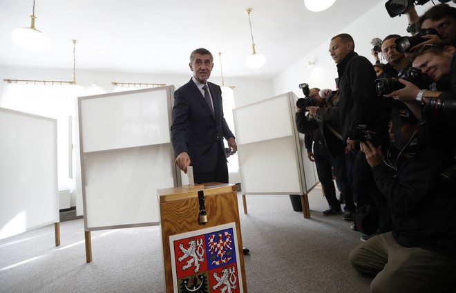 Εκλογές στην Τσεχία: Αβεβαιότητα φέρνει η νίκη του “τσέχου Τραμπ”