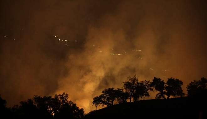 Κόλαση στη Καλιφόρνια: Δείτε την εκκένωση οικισμού που έχει παραδοθεί στις φλόγες