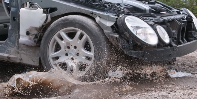 BΙΝΤΕΟ: Τι συμβαίνει όταν ένα αυτοκίνητο πέφτει σε λακκούβα