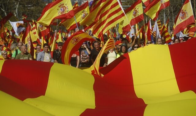Καταλονία: Εκατοντάδες χιλιάδες διαδηλώνουν υπέρ της ενότητας με την Ισπανία