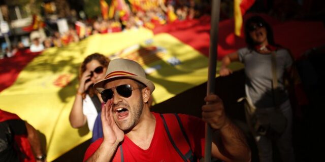 Μεγάλη διαδήλωση κατά της ανεξαρτησίας στη Βαρκελώνη