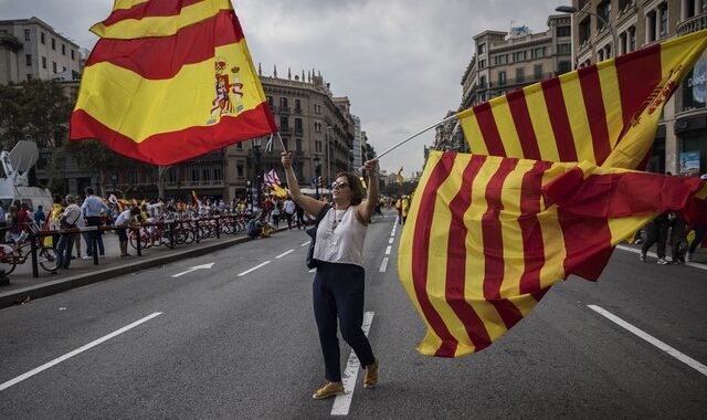 Ώρα μηδέν για την Καταλονία: Στις 11:30 θα κάνει επίσημη ανακοίνωση η Μαδρίτη
