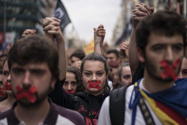 Καταλονία: Η διακήρυξη ανεξαρτησίας που υπεγράφη, αλλά μπήκε ‘στον πάγο’