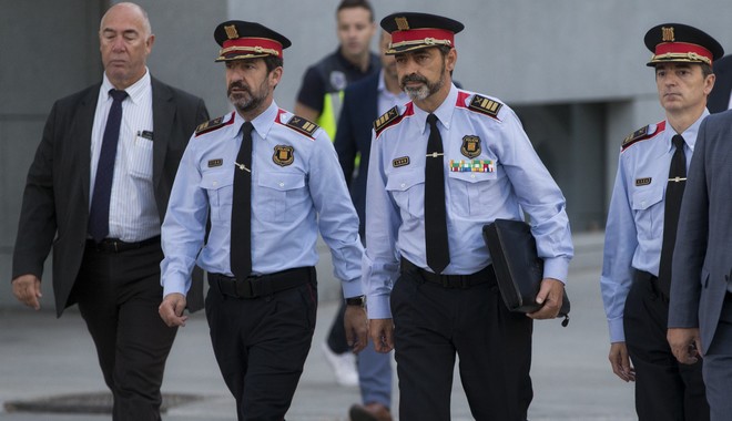 Καταλονία: Ελεύθεροι χωρίς περιοριστικούς όρους ο διοικητής της αστυνομίας και δύο ηγέτες των αυτονομιστών