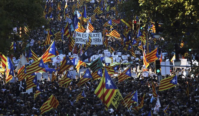 Καταλονία: Αυτονομία τέλος – 450.000 άνθρωποι στους δρόμους