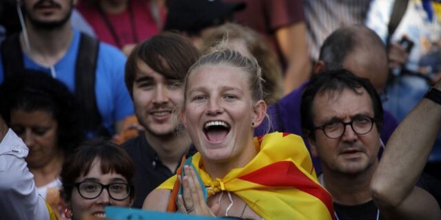 ‘Δεν θα χυθεί αίμα’: Το μήνυμα δύο Ελλήνων από την Καταλονία της κρίσης στο News 24/7