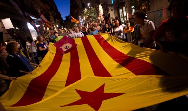 Καταλονία: Διάλογο ζητά η ΕΕ. ‘Πρόεδρος ελεύθερης χώρας’ αισθάνεται ο Πουτζντεμόν