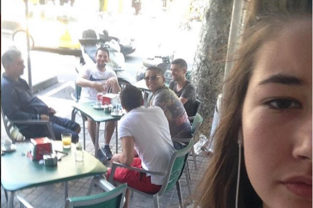 Βγάζει selfie με κάθε άντρα που την παρενοχλεί