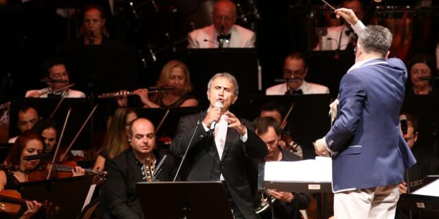 Μεγαλειώδης η συναυλία του Γιώργου Νταλάρα στη Σμύρνη