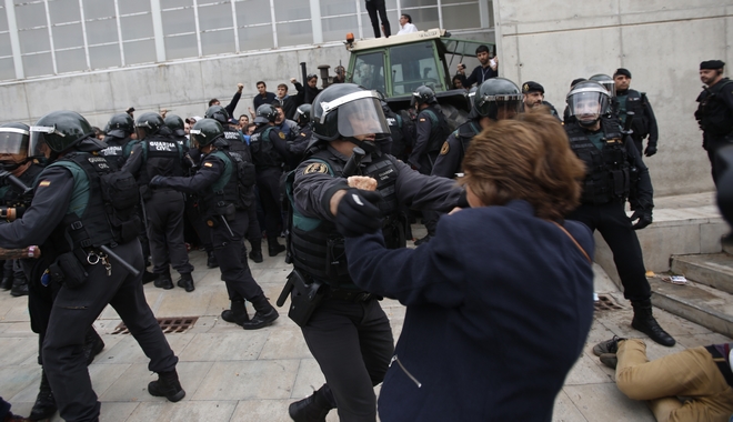 Καταλονία: Σε θολό τοπίο μετά το δημοψήφισμα που πνίγηκε στη βία