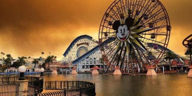 Εικόνες αποκάλυψης απ’ τη Disneyland καθώς ο καπνός πνίγει την Καλιφόρνια