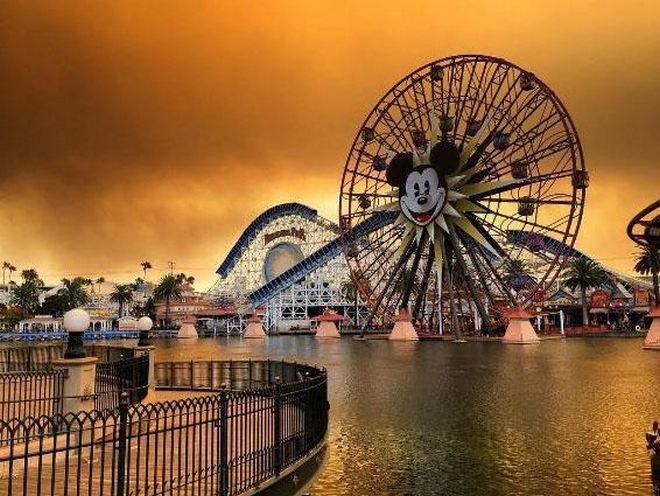 Εικόνες αποκάλυψης απ’ τη Disneyland καθώς ο καπνός πνίγει την Καλιφόρνια