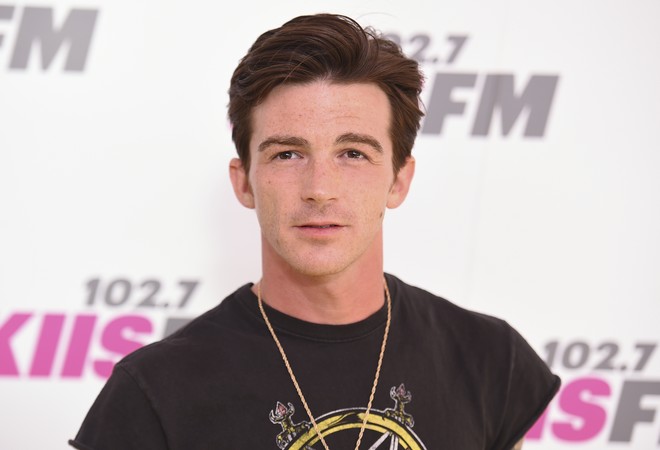 Drake Novak Τα 'γαλλικά' σταρ του Nickelodeon σε μαθητές λυκείου την ώρα συναυλίας ...