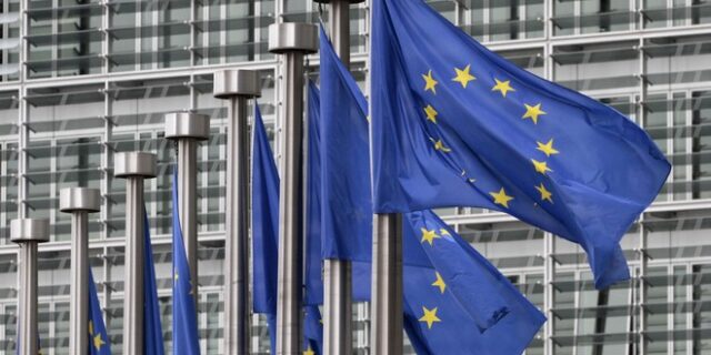 Κόμμα Μελανσόν: Η σημαία της Ευρώπης συμβολίζει την Παναγία και τα αστέρια της τους 12 αποστόλους