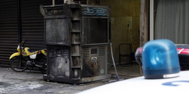 Καταδρομική επιχείρηση κουκουλοφόρων στο Αστυνομικό Τμήμα Πεύκης