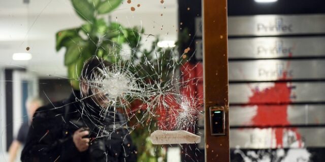 Το ‘γνήσιο της υπογραφής’ και οι ασφαλείς μολότοφ