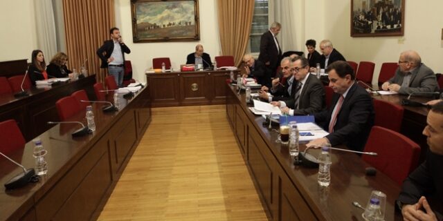 Άνοιγμα λογαριασμών και για πολιτικά πρόσωπα αποφάσισε η Εξεταστική. Απείχε η ΝΔ