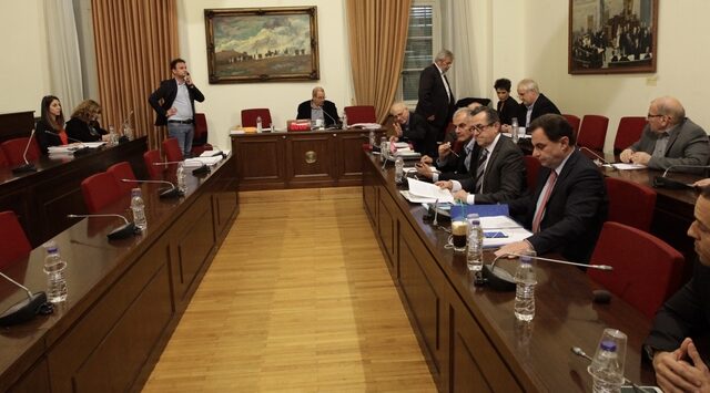 Άνοιγμα λογαριασμών και για πολιτικά πρόσωπα αποφάσισε η Εξεταστική. Απείχε η ΝΔ