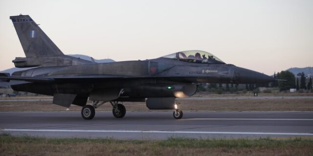 Ο Τσίπρας πέταξε με F-16 πάνω από το Αιγαίο