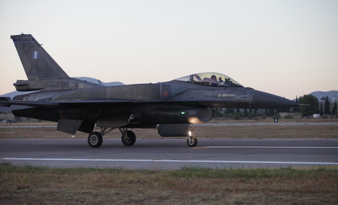Ο Τσίπρας πέταξε με F-16 πάνω από το Αιγαίο