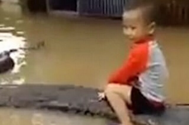 Καβάλα στον πύθωνα: Παιδάκι παίζει με το 6μετρο κατοικίδιο της οικογένειας