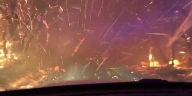 Έτσι είναι η κόλαση: Περιπολικό περνά μέσα από τη φονική πυρκαγιά στην Καλιφόρνια