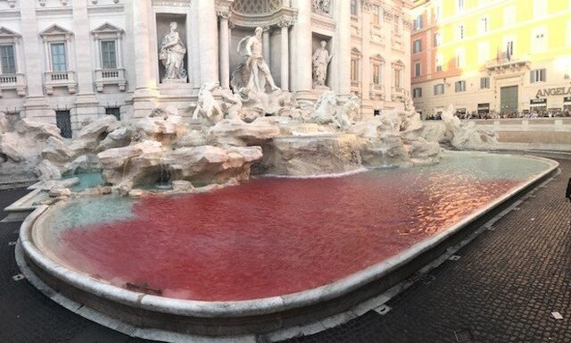 Κόκκινα βάφτηκαν τα νερά της Fontana di Trevi
