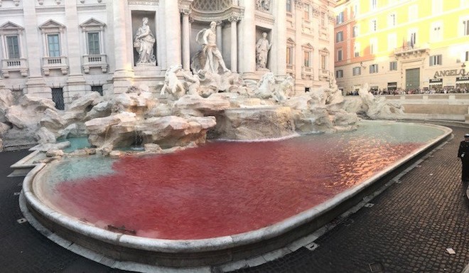 Κόκκινα βάφτηκαν τα νερά της Fontana di Trevi