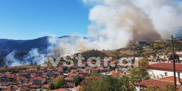 Μεγάλη φωτιά στο Καρπενήσι: Απειλούνται σπίτια και ξενοδοχεία