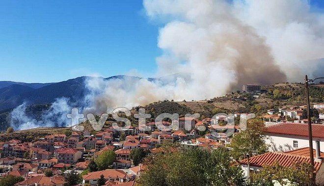 Μεγάλη φωτιά στο Καρπενήσι: Απειλούνται σπίτια και ξενοδοχεία