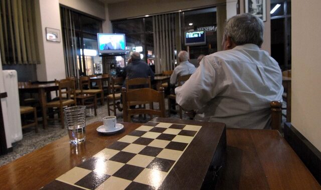 Στον ανακριτή η σαγηνεύτρα που έταζε σεξ σε ηλικιωμένους και τους λήστευε