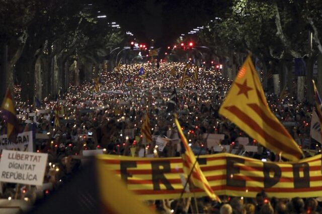Καταλονία: 200.000 στους δρόμους κατά της σύλληψης αυτονομιστών ηγετών