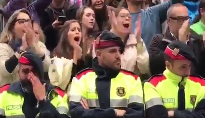 Καταλονία: Τα δάκρυα των αστυνομικών για τα επεισόδια. Η άγνωστη όψη του δημοψηφίσματος