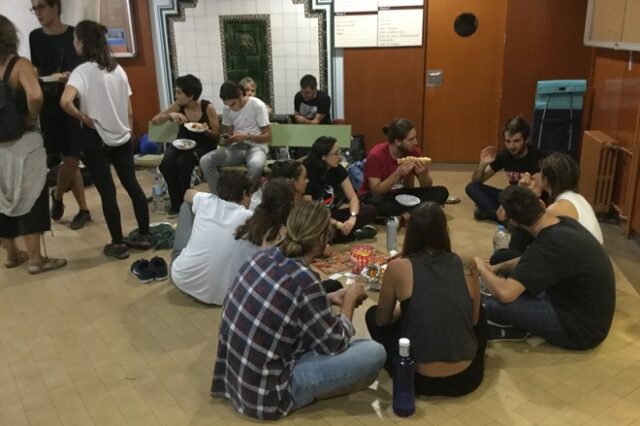 Καταλονία: Καταλήψεις στα σχολεία, περιμένοντας τις Αρχές. Βέβαιοι για το ‘Ναι’ οι Καταλανοί