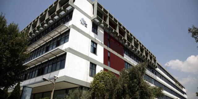 Επίθεση με βαριοπούλες από ‘Ρουβίκωνες’ στα γραφεία του ΚΕΠΥΟ στο Μοσχάτο