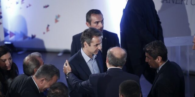 Σε προσυνεδριακούς ρυθμούς η ΝΔ με το βλέμμα στην αξιολόγηση
