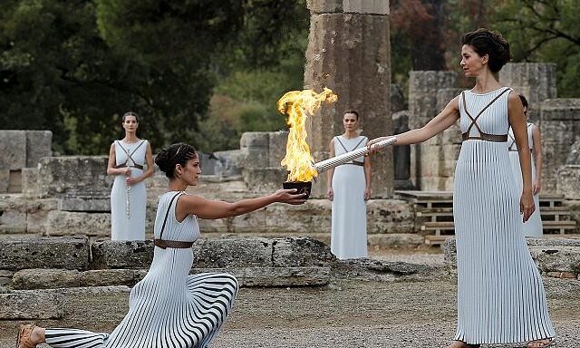 Συγκίνηση κατά την επίσημη τελετή της αφής της Ολυμπιακής Φλόγας