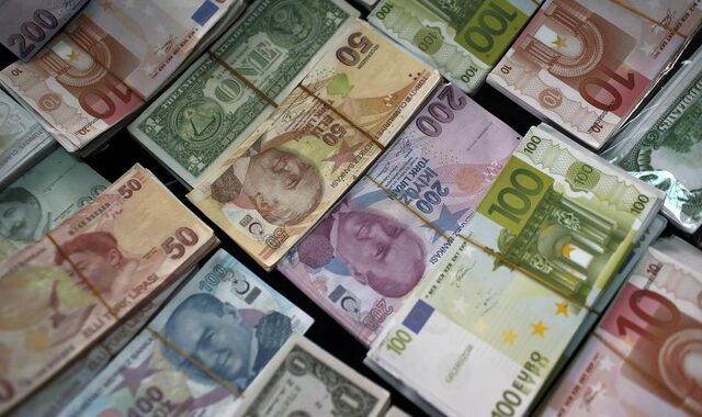 Η διπλωματική κόντρα ΗΠΑ – Τουρκίας ‘βυθίζει’ την τουρκική λίρα