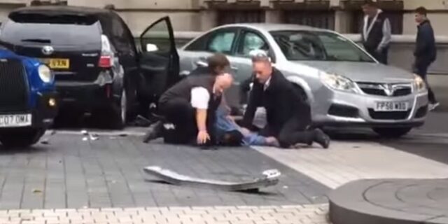 Συναγερμός στο Λονδίνο: Αυτοκίνητο παρέσυρε πεζούς στο Μουσείο Φυσικής Ιστορίας