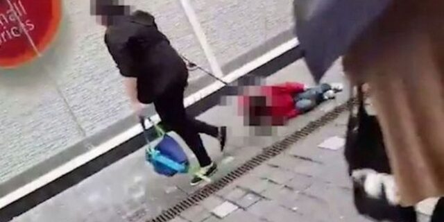 ‘Δεν είμαι κακή μητέρα’: Γυναίκα σέρνει το, δεμένο με λουρί, 4χρονο παιδί της στους δρόμους