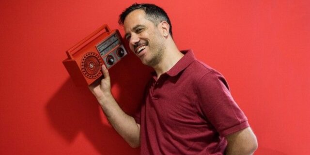 Εδώ νύχτα στο ραδιόφωνο