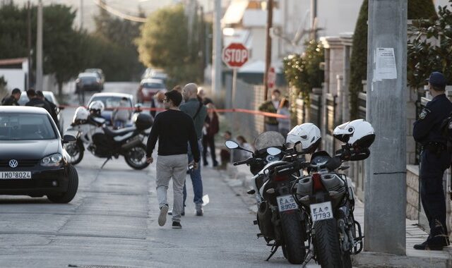 Οικογενειακή τραγωδία στο Μαρκόπουλο: Τρεις μαχαιριές στον λαιμό και δεκάδες αμυντικά τραύματα στα χέρια της 17χρονης