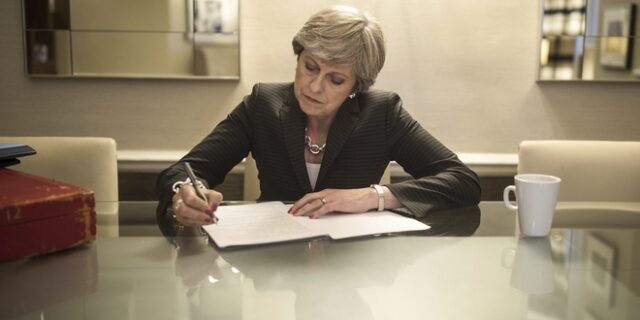 Η Τερέζα Μέι προσπαθεί να ξαναπάρει τα ηνία του Συντηρητικού Κόμματος