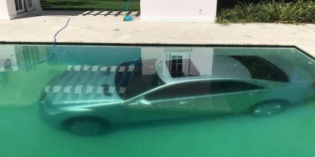 Την χώρισε και του έριξε την πολυτελή Mercedes στην πισίνα