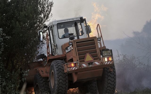 Μαίνεται η πυρκαγιά στη Σέτα Ευβοίας