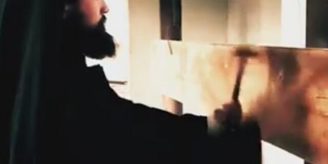 Καλόγερος ντράμερ τα ‘σπάει’ με το σήμαντρο