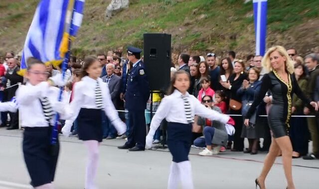 Βίντεο: Αυτή είναι η δασκάλα που έκλεψε τις εντυπώσεις στην μαθητική παρέλαση στο Ναύπλιο